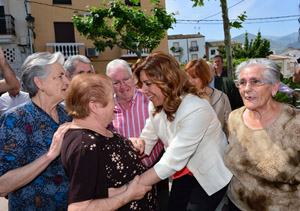 La presidenta de la Junta, Susana Díaz, recibe el saludo de los vecinos de Bedmar y Garcíez, en Jaén.