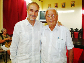 El embajador Juan Francisco Montalbán con Carmelo González Acosta.