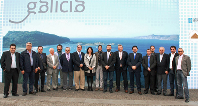 Autoridades y representantes de las comunidades gallegas durante la inauguración.