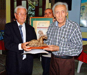 Carmelo González entrega el premio ‘Bardino Canario’ a Modesto San Gil Henríquez.