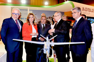 La presidenta de la Junta inaugura el mayor encuentro aeronáutico de negocios en España.