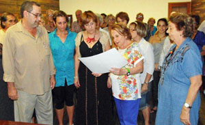 Begoña Serrano y Paz Fernández Felgueroso, en el centro, entregaron el diploma de reconocimiento de la ‘asturianía’ a los directivos de ‘Naturales de Boal’.