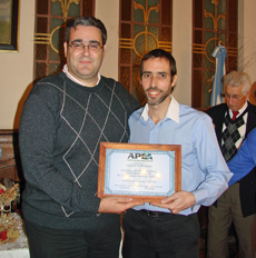 El secretario de APEA, Javier Vence (izquierda), entregó el premio al delegado de España Exterior en Buenos Aires, Leo Vellés.