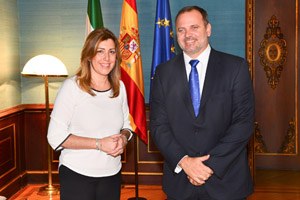 La presidenta de la Junta de Andalucía, Susana Díaz, con el embajador de Cuba, Eugenio Martínez.