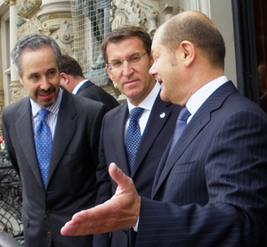 Feijóo en su encuentro con el alcalde de Hamburgo (a la derecha en la imagen).