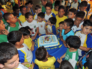 Los más jóvenes cantaron el cumpleaños feliz del Casa Canaria FC.