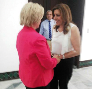Puri Torres saluda a Susana Díaz en su encuentro en el Palacio de San Telmo, en Sevilla.