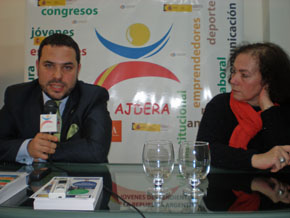 El presidente de Ajdera, Santos Gastón, presentó los programas junto a la coordinadora de proyectos de trabajo de la asociación, Alejandra Colombo.