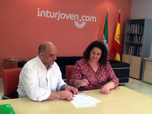 Gustavo de Torres y María Ester Gil firmaron el acuerdo.