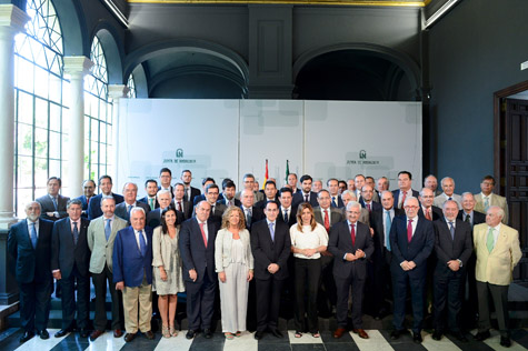 La presidenta de la Junta, Susana Díaz (centro), junto con una representación de los empresarios de Andalucía con los que se reunió el pasado 23 de julio.