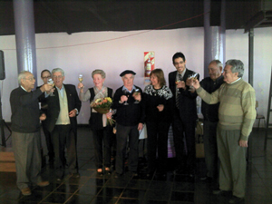 Los integrantes de la comisión directiva realizan el brindis por el 94º aniversario de la entidad.