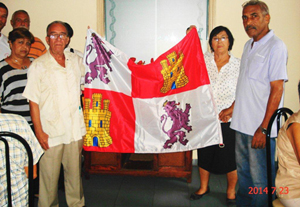 El presidente de la entidad, Héctor Dominguez, y las directivas Edith Machín y Norma Verdecia hicieron entrega de una bandera de Castilla y León al administrador del Restaurante Prado 264.