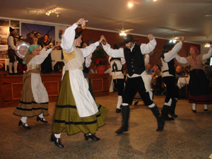 Los bailes asturianos también estuvieron presentes en la celebración.