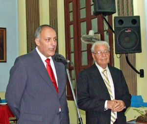 A la izquierda el viceconsejero de Acción Exterior, Cándido Padrón, en un acto con emigrantes canarios en Cuba.