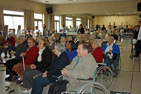 Residentes del Hogar asistieron en el auditorio a la actuación del grupo de gaitas del Lar Gallego.