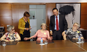 Guillermo Martínez con algunos de los beneficiarios del Programa Añoranza.