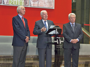 Emilio Gilolmo, Víctor García de la Concha y Francisco Marambio en la inauguración de la muestra.