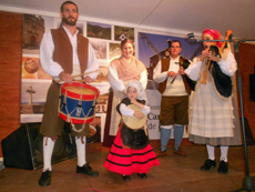 El conjunto de Gaitas Raíces Asturianas amenizó la velada.