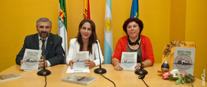 Máximo Durán, María Ángeles Muñoz y Rosa María Lencero en la presentación del libro en Mérida.