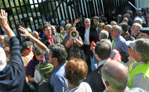 Anxel Vence, Tereixa Paz y el portavoz del BNG, Francisco Jorquera, con los concentrados a las puertas del Parlamento de Galicia.