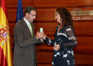 Montero entrega al presidente del Parlamento, Manuel Gracia, el proyecto de Ley del Presupuesto de Andalucía para 2015.