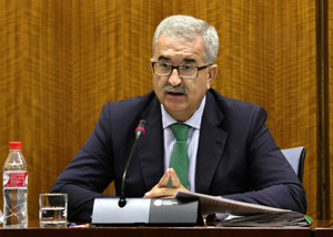 El consejero de la Presidencia, Manuel Jiménez Barrios, durante la presentación de los presupuestos en el Parlamento.