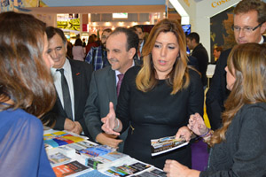 La presidenta de la Junta, Susana Díaz, acompañada del consejero de Turismo (a su espalda), en la WTM de Londres.