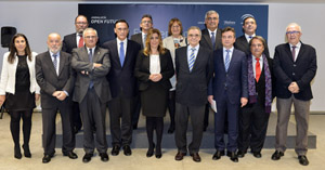 Díaz junto a César Alierta (a su izquierda), presidente de Telefónica, y otras autoridades, tras el acuerdo con las universidades.