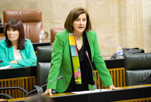 La consejera de Igualdad, Salud y Políticas Sociales, María José Sánchez Rubio, en la sesión de control al Gobierno en el Parlamento.