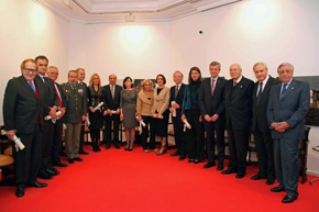 Los galardonados con el vicepresidente de la Xunta, Alfonso Rueda (cuarto por la derecha).