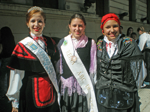 Las reinas de la colectividad, ataviadas con sus trajes típicos, también estuvieron presentes.