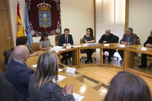 El presidente de la Xunta, Alberto Núñez Feijóo, acompañado de la conselleira de Traballo e Benestar, Beatriz Mato, se reunió un día antes de la aprobación con las principales entidades de iniciativa social participantes en la Estrategia de Inclusión Social de Galicia 2014-2020.