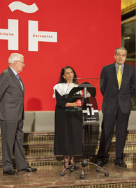 Víctor García de la Concha, Carmen Millán de Benavides y Fernando Carrillo Flórez inauguraron la muestra.