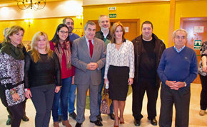 Alfonso Garrido (centro), con dirigentes de las asociaciones de retornados.