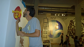 Pintando el mural en el Centro Cultural Español de Montevideo.