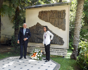 De Grandes Pascual y Castaño frente al mural en homenaje a los desaparecidos españoles.