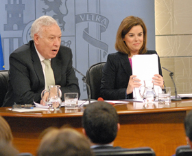El ministro de Asuntos Exteriores, José Manuel García-Margallo, y la vicepresidenta del Gobierno, Soraya Sáenz de Santamaría.