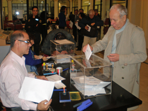 Un emigrante depositando su voto en el Consulado de España en Buenos Aires en las elecciones europeas de 2014.