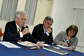 El presidente del Hogar, Ángel Domínguez, el vicepresidente, Celestino Duarte, y la administradora, Vicenta González, en la asamblea de socios de mayo del 2014.
