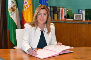 La presidenta de la Junta, Susana Díaz, firma el decreto de convocatoria de elecciones.