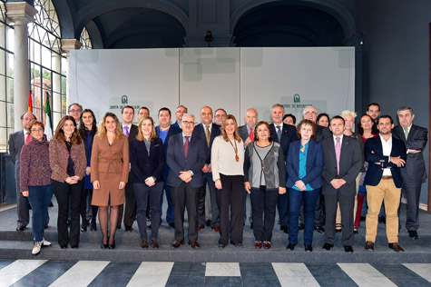 La presidenta de la Junta, Susana Díaz, y los asistentes a la reunión; entre los representantes del exterior, los miembros de la Permamente t del Pleno.