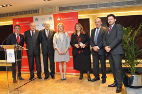 Elvira Rodríguez, tercera por la derecha, junto a directivos de Aegama, el delegado de la Xunta en Madrid y el secretario da Emigración.