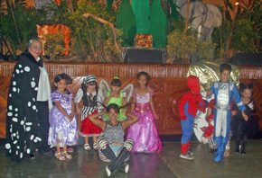Teresa Rodríguez (izq.) con niños y niñas disfrutando el Carnaval.