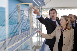 Alberto Núñez Feijóo y Ana Pastor con la maqueta del puente de Rande ampliado  con un tablero exterior en cada sentido de circulación en la inauguración de las obras.