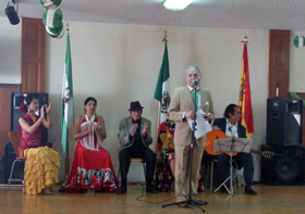 El presidente de la Casa de Andalucía de México, Rafael Gómez, se dirige al público.