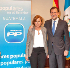 El presidente del PP, Mariano Rajoy, con la presidente del Partido Popular de España en Guatemala, Mª José Arnal.