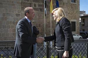 El presidente del Gobierno de Extremadura, José Antonio Monago, saluda a la comisaria europea de Política Regional, Corina Cretu.