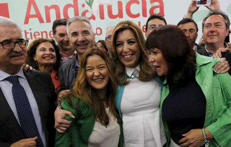 Susana Díaz celebra los resultados con miembros de su partido.