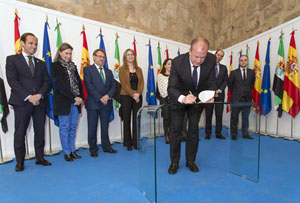 El presidente de Extremadura, José Antonio Monago, firma el decreto en presencia de los miembros de su Gobierno.