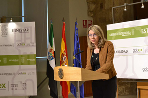 La vicepresidenta y portavoz del Ejecutivo extremeño, Cristina Teniente, informó de las medidas aprobadas en el Consejo de Gobierno.